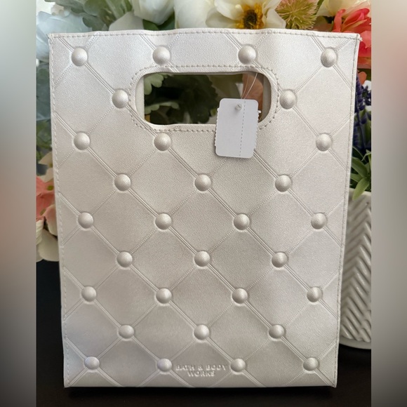 🆕🪷 BATH & BODY WORKS “PEARL WHITE QUILT” REUSABLE GIFT/TOTE BAG. NEW WITH TAGS. - Picture 3 of 12